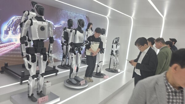 ▲참관단이 휴머노이드 크보벳을 세심하게 살펴보고 있는 모습
