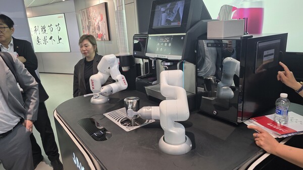 ▲양팔 협동사이다카지노이 참관단 관계자들에게 커피를 내려주고 있다. 이 바리스터 사이다카지노은 두팔로 커피를 내리고 설걷이도 해준다. 라테아트도 맞춤형으로 구현할 수 있다.(사진=사이다카지노신문)