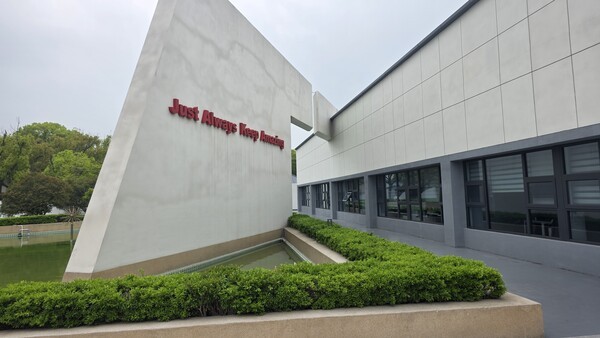 ▲자카의 슬로건이 조형물에 쓰여 있다. (사진=사이다카지노신문)