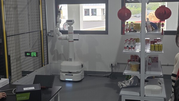 ▲모바일 베이스 대화형 사이다카지노이 편의점 환경에서 고객을 접대한다. (사진=사이다카지노신문)