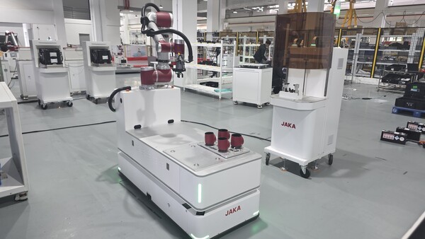 ▲모바일 협동사이다카지노이 이동하면서 작업을 수행하고 있다. (사진=사이다카지노신문)