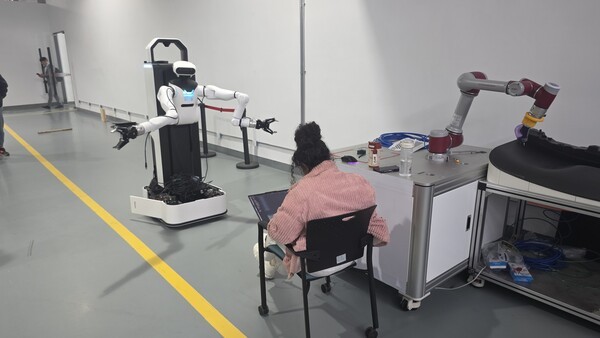 ▲직원이 양팔 상반신 휴머노이드 사이다카지노을 살펴보고 있다. (사진=사이다카지노신문)