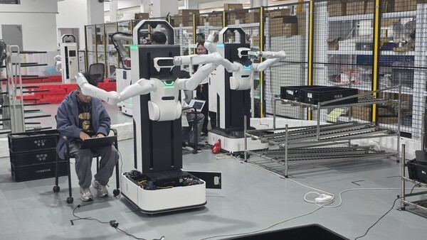 ▲ 직원들이 모바일 베이스의 양팔 휴머노이드 사이다카지노을 테스트하고 있다. (사진=사이다카지노신문)