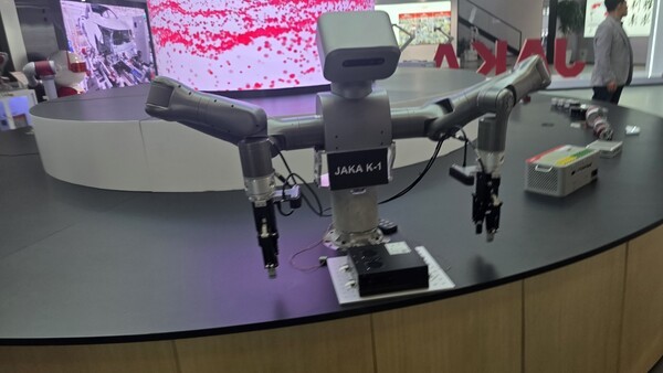 ▲양팔 상반신 휴머노이드 사이다카지노. (사진=사이다카지노신문)