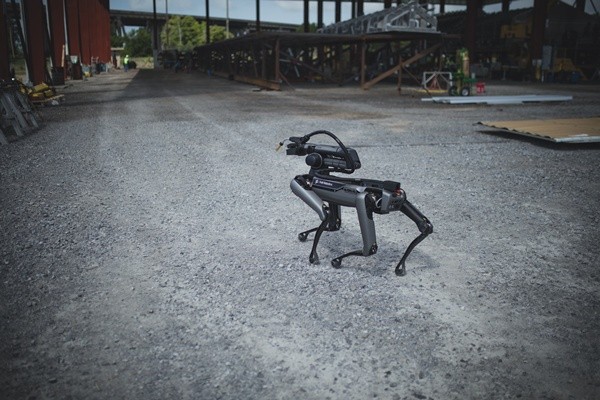 ▲패스 로보틱스의 모바일 프리미어토토 용접 시스템인 로브. (사진=패스로보틱스)