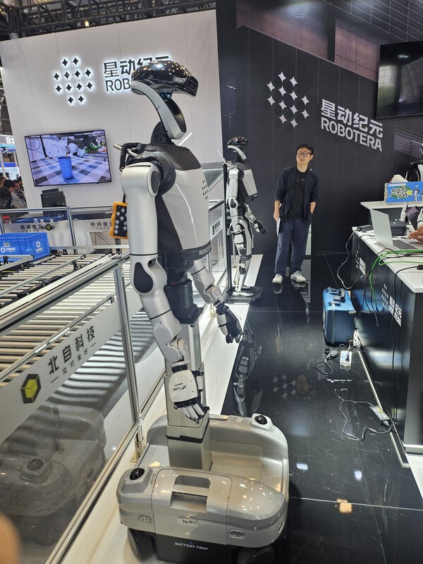 ▲로보테라(ROBOTERA, 星动纪元)는 자체 개발한 'ERA-42' 에이전트 모델을 통해 지각-의사결정-제어의 일체화를 구현했다. (사진=로봇신문)