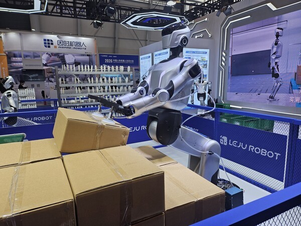 ▲러쥐벳위즈(Leju Robotics, 乐聚机器人) 부스에서 대형 휴머노이드 벳위즈 KUAVO 5가 시연을 하고 있다. (사진=벳위즈신문) 