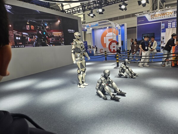 ▲엔진AI(EngineAI, 众擎机器人) 부스에서는 범용 에이전트 ‘PM01’을 소개했다. (사진=벳위즈신문)