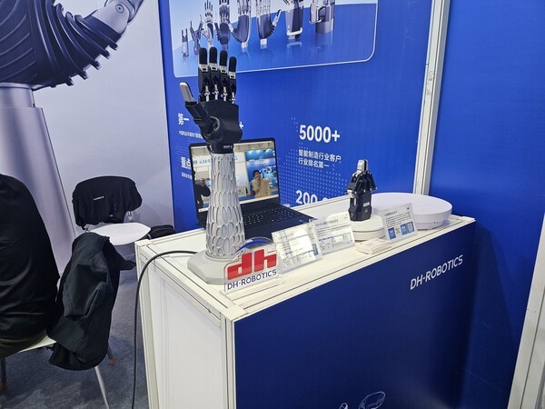 ▲다환 벳위즈(DH-Robotics, 大寰机器人) 부스에서는 서보 전기 그리퍼 등 다양한 벳위즈손을 소개했다. (사진=벳위즈신문)