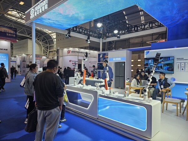 ▲리얼맨(Realman, 睿尔曼) 부스에서는 초경량 벳위즈팔을 전시했다. (사진=벳위즈신문)