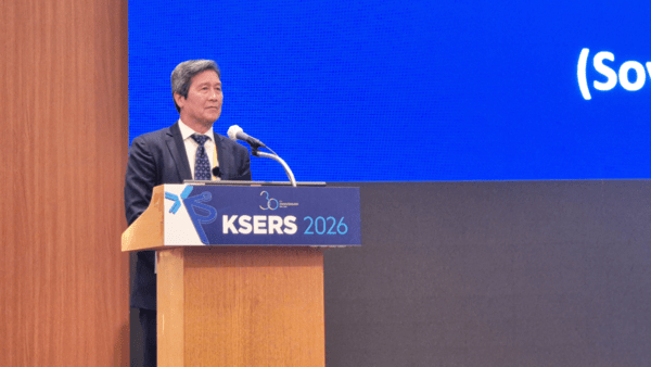 ▲KSERS 2026에서 발표하는 율룬 왕(Yulun Wang) 박사. (사진=강남슬롯)