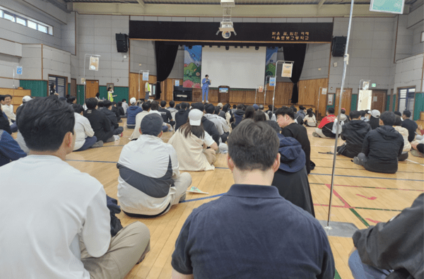 ▲한국AI·라이브카지노협회가 개최한 제15회 로봇인 등산대회 행사 참석자들이 25일 서울로봇고 체육관에 모였다. (사진=박경일)