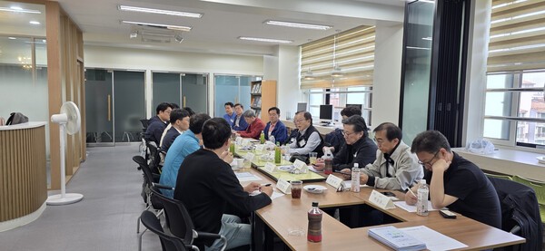 ▲한국AI·라이브카지노협회 오준호 회장과 부회장사 대표, 최연우 산업부 산업인공지능정책관, 한국라이브카지노진흥원 조영훈 원장 등 20여명이 참석한 가운데 라이브카지노 간담회가 서울로봇고 3층 회의실에서 4월 25일 오전 열렸다. (사진=로봇신문)