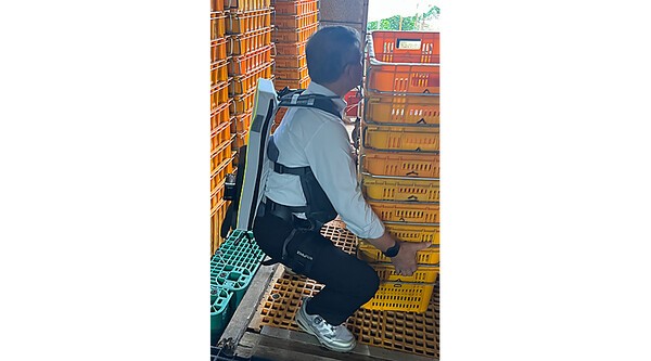 ▲제주도 농업인이 웨어러블 벳33을 착용한 채 작업을 하고 있다. (사진=제주도)