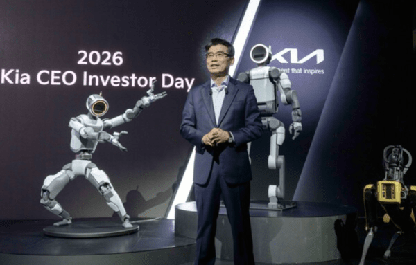 ▲기아 송호성 사장이 ‘2026 CEO 인베스터 데이(CEO Investor Day)’에서 기아의 중장기 사업 전략 등에 대해 설명하고 있다. (사진=기아)