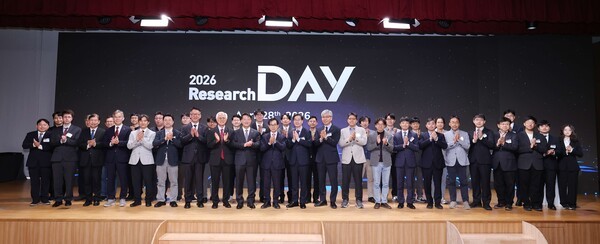 ▲KAIST는 28일 ‘2026년 KAIST 리서치데이(Research Day)’를 개최했다. 우수 해외 바카라 사이트 성과자들이 기념촬영을 하고 있다. (사진=KAIST)