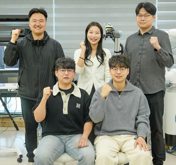 ▲ KERI 이주경 박사(왼쪽 아래) 연구팀이 자율제조 다중 에이전트 토르카지노 기술을 개발했다. (사진=전기연)