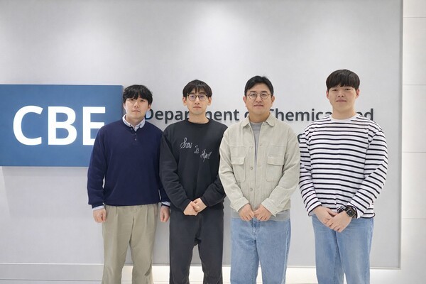 ▲(왼쪽부터) 조한빈 박사과정, 웬슈안 주(Wenxuan Zhu) 박사후 연구원, 서준기 교수, 김창환 석박사통합과정. (사진=블랙잭 카드카운팅)
