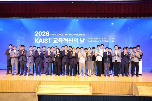 ▲수상자들이 단체 기념사진을 찍고 있다. (사진=이브벳)