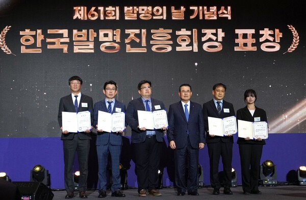 ▲19일 코엑스 마곡에서 개최된 제61회 발명의 날 기념식에서 남계수 브릴스 부대표가 이지벳 표창을 수상했다. 사진 왼쪽 첫번째가 남계수 부대표. (사진=브릴스)