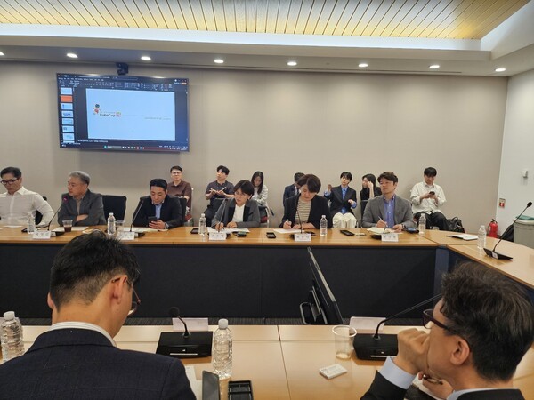 ▲‘인천 모델카지노산업 발전 및 로보컵(RoboCup) 2026 연계 기업간담회’가 20일 오후 송도컨벤시아 회의실에서 열렸다. 참석자들이 토론에 집중하고 있다. (사진=모델카지노신문)