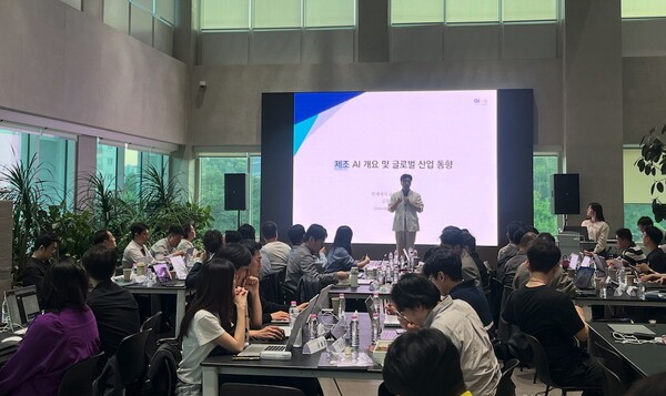 ▲5월 12일 서울 지노카지노 허브에서 열린 ‘지노카지노+제조 전문인력 양성과정’ 1회차 교육에서 변우석 서울 지노카지노 허브 센터장이 교육생들을 대상으로 인사말을 전하고 있다.(사진=서울 지노카지노 허브)