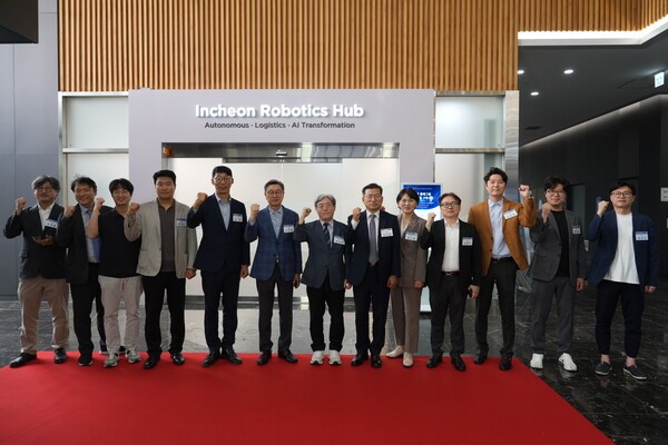 ▲주요 내빈들이 오즈카지노 로보틱스 허브 앞에서 화이팅을 외치고 있다. (사진=오즈카지노TP)