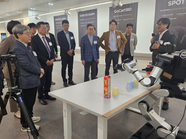 ▲주요 내빈들이 인천 로보틱스 허브 내 전시된 휴머노이드 오즈카지노이 물류 피킹을 하는 모습을 지켜보고 있다. (사진=오즈카지노신문)