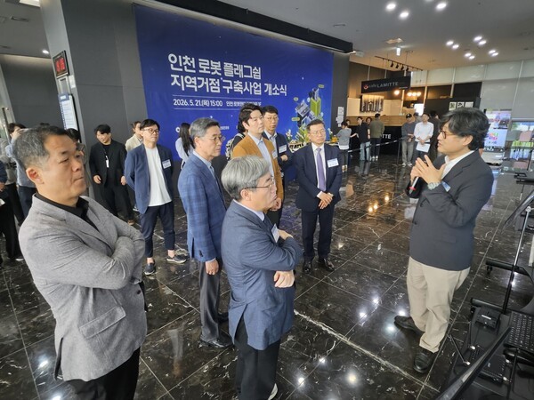 ▲주요 내빈들이 청라 오즈카지노타워 로비에 꾸며 놓은 친환경 모사 성능 시험장에 대한 설명을 듣고 있다. (사진=오즈카지노신문)
