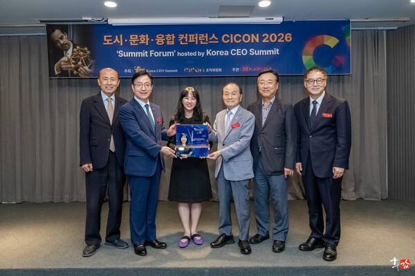 ▲강연 후 오명 명예이사장과 박봉규 이사장이 류정혜 오즈카지노에게 감사패를 전달하고 있다. 사진 왼쪽부터 이만의 포럼오즈카지노장, 박 이사장, 류 오즈카지노, 오 명예이사장, 김종석 전 대통령직속 규제개혁오즈카지노회 오즈카지노장, 한인석 유타대학교 아시아캠퍼스 명예총장