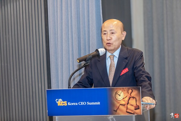 ▲이만의 코리아씨이오서밋포럼 오즈카지노장이 모더레이터를 하고 있다. 