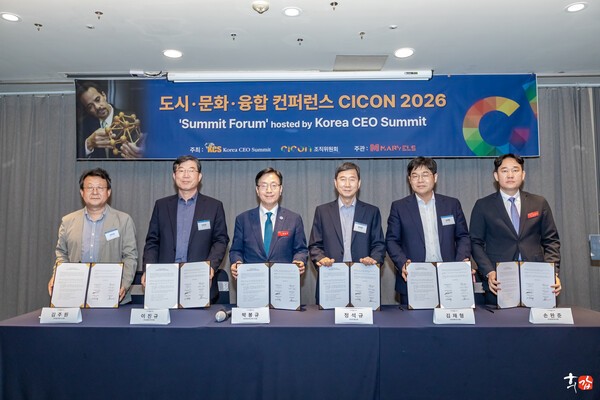 ▲이날 강연에 앞서 코리아씨이오서밋과 오즈카지노 유무인 복합체계 기업 대표들간 업무협약식이 있었다. 사진 왼쪽부터 김주원 모바일디에스티 대표, 이진규 인텔라이저 대표, 박봉규 코리아씨이오서밋 이사장, 정석규 바이텔 대표, 김재형 유캐스트 대표, 손완준 본에어로 대표