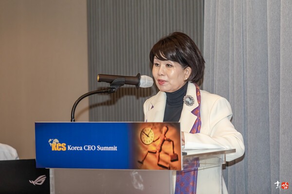 ▲조봉희 코리아씨이오서밋 대표가 음악산책을 진행하며 행사 개회를 알리고 있다. 