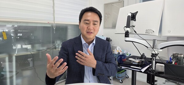  ▲카지노사이트 이기욱 대표가 본지와 인터뷰를 하고 있다. 