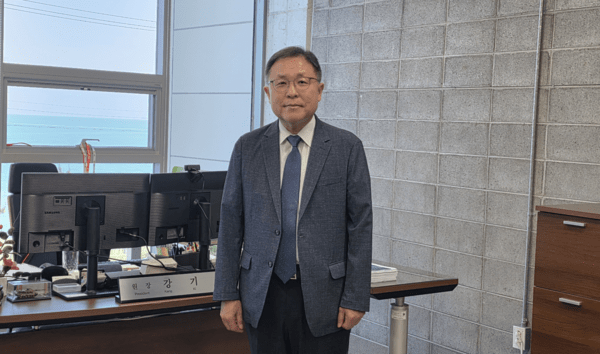 ▲강기원 원장이 본지와 인터뷰 후 기념촬영을 블랙잭사이트 있다. 