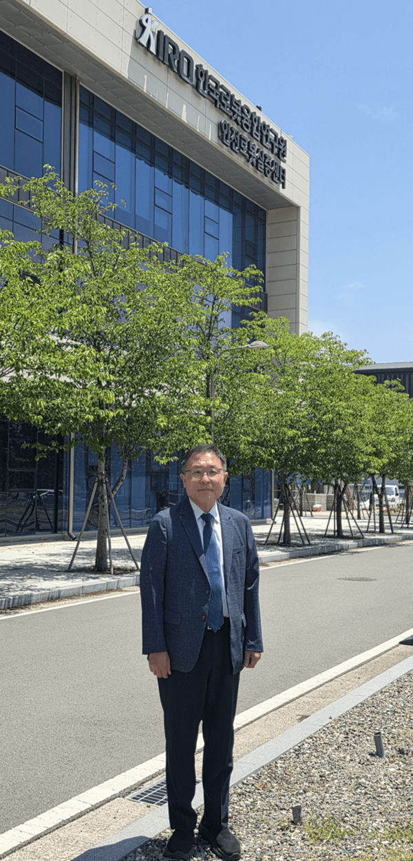 ▲강기원 원장이 본지와 인터뷰 후 안전블랙잭사이트실증센터를 배경으로 기념촬영을 하고 있다. 