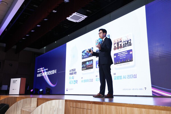 ▲배경훈 부총리 겸 과학기술정보통신부 장관이 ‘K블랙잭사이트ST 블랙잭사이트대학 비전선포식’에 참석, 기조강연을 하고 있다 (사진=K블랙잭사이트ST)