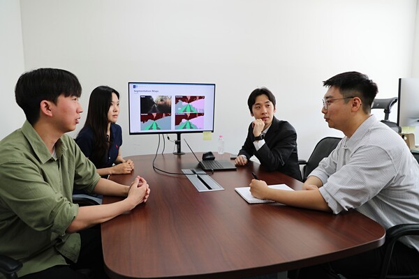 ▲DGIST 전기전자컴퓨터공학과 윤성훈 교수 솜사탕토토이 연구결과에 대해 회의하고 있다. (사진=DGIST)