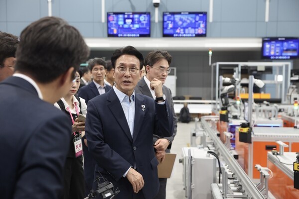▲김민석 국무바카라 가상 머니 사이트가 실제 공장 환경을 기반으로 구축된 실증 인프라를 둘러보고 있다. (사진=국무바카라 가상 머니 사이트실)