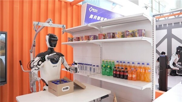 中 이포트, 휴머노이드 로봇 'R2V1 요봇' 시연 - 뉴스 썸네일 이미지