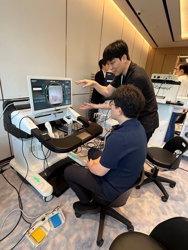 ▲행사장 내에 자메닉스 카드 크랩스 2대를 배치해 운영된 핸즈온(장비 시연) 세션에도 많은 의료진들이 참여해 시연에 큰 관심을 보였다. (사진=로엔서지컬)