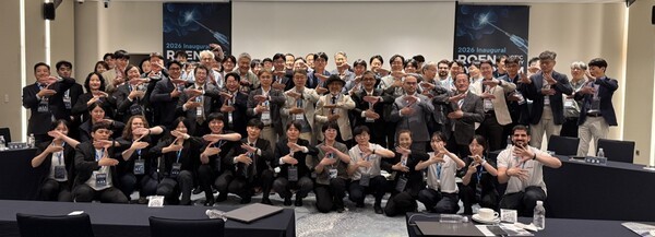 ▲'제1회 로엔 로봇수술 심포지엄(RRS)'에 참석한 비뇨의학과 전문의들이 단체 기념촬영을 하고 있다. (사진=로엔서지컬)