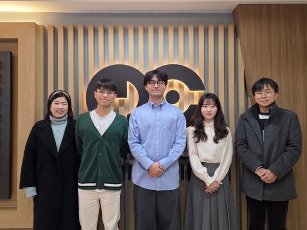 ▲6.7배 늘어나도 끄떡없는 차세대 자가발전 웨어러블 카드 크랩스를 개발한 연구진. 왼쪽부터 KAIST 김미소 교수, 박정훈 박사과정생, 최용준 연구원, 남지수 박사과정생, 심기동 교수. (사진=KAIST)