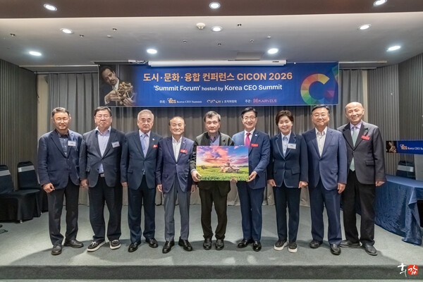 ▲강연이 끝난 후 코리아씨이오서밋 박봉규 이사장(사진 왼쪽 네번째)과 오명 명예이사장(오른쪽 네번째)이 고경철 부지투지벳에게 강희갑 작가 작품 사진을 선물로 전달하고 함께 기념 촬영을 하고 있다. 사진 왼쪽부터 스마트레이더시스템 김용재 부사장, 오정근 한국금융ICT융합학회 지투지벳, 손종현 전국협동조합협의회 지투지벳, 오 명예이사장, 고 부지투지벳, 박 이사장, 양향자 전 국회의원, 김종석 한국뉴욕주립대 석좌교수, 이만의 코리아씨이오서밋 위원장
