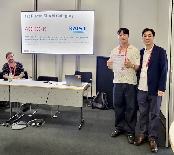 ▲ACDC-K팀 시상식. 왼쪽부터 전진우 박사과정(팀장), 아리아카지노 교수. (사진=KAIST)