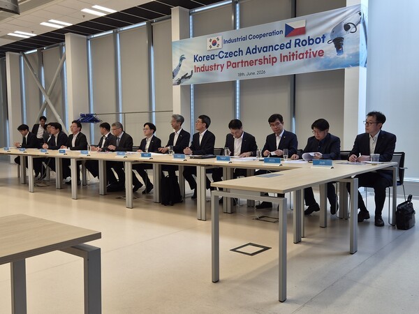 ▲'한국-체코 첨단로봇산업 협력센터(Korea-Czech Advanced Robotics Cooperation Center)' 출범을 공식 선언하는 이니셔티브 회의에 참석한 한국 측 관계자들 모습. (사진=한국로봇산업진흥원)