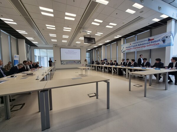 ▲'한국-체코 첨단로봇산업 협력센터(Korea-Czech Advanced Robotics Cooperation Center)' 출범을 공식 선언하는 이니셔티브 회의에 참석한 양국 관계자들 모습. (사진=한국로봇산업진흥원)