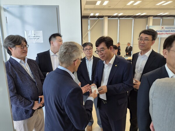 ▲'한국-체코 첨단로봇산업 협력센터(Korea-Czech Advanced Robotics Cooperation Center)' 출범을 공식 선언하는 이니셔티브 회의에 참석한 한국로봇산업진흥원 조영훈 원장(앞줄 왼쪽 세번째)이 체코 측 관계자와 환담하고 있다.  (사진=한국로봇산업진흥원)