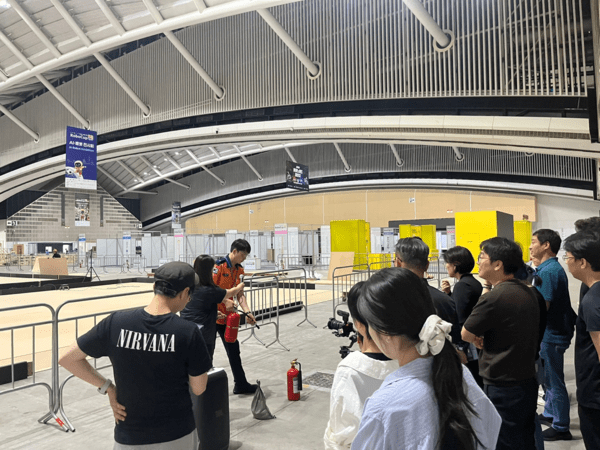 ▲로보컵 2026 대회의 안전한 운영을 위해 대회 관계자들이 화재 대응 소방교육을 받고 있다. (사진=아귀카지노시)