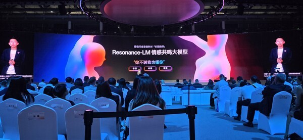 ▲바이오닉 토토사이트추천 U1 에 적용된 감성 AI 모델 'Resonance-LM' 모델을 소개하고 있다. 
